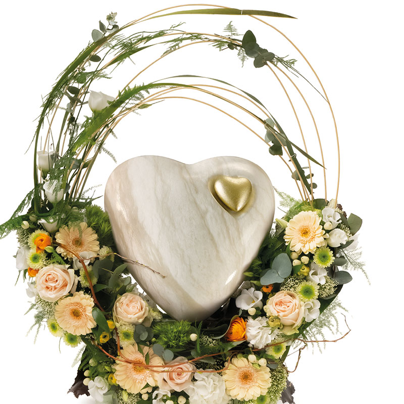 urne-herzfoermig-marmor-mit-herzeinsatz