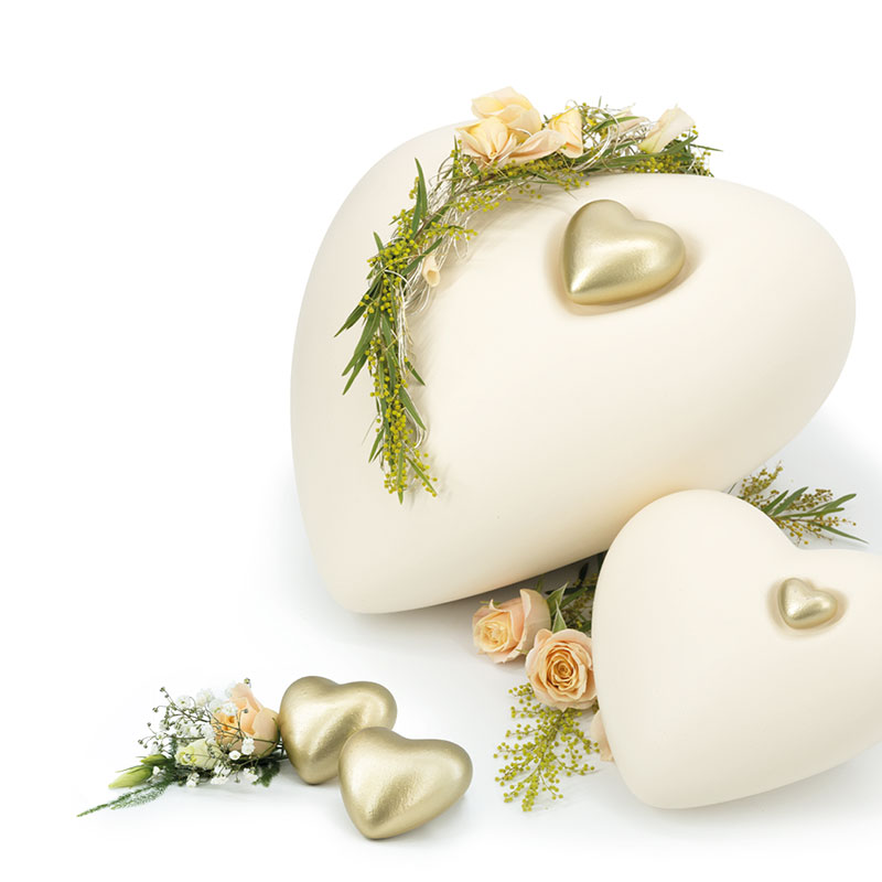urne-herzfoermig-sandbeige-mit-goldherzeinsatz